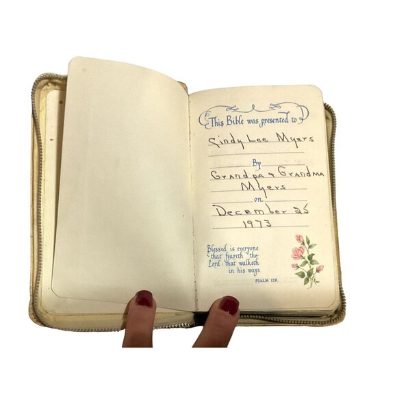 VTG WHITE LEATHER 70s HOLY BIBLE ILLUSTRATED OLD NEW TEST PUBLISHED IN THE UK - Picture 8 of 8